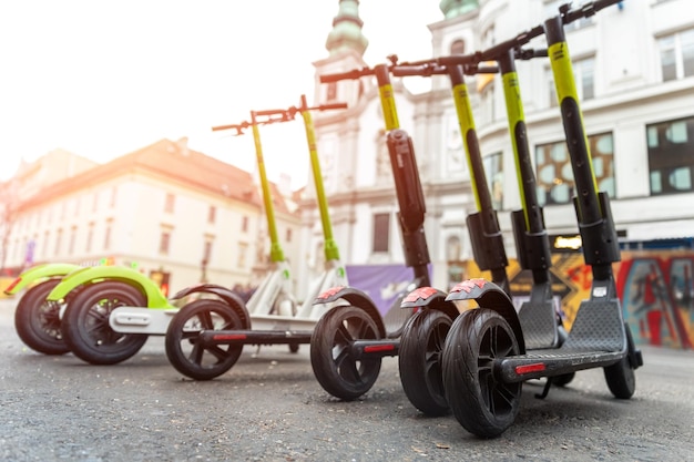 Hulajnogi na pompowanych kołach zapewniają większy komfort jazdy