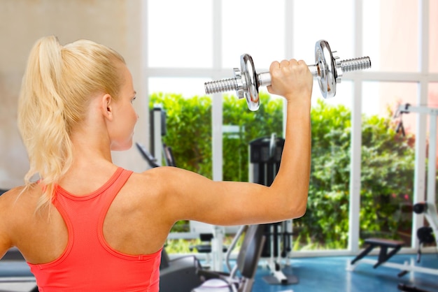 Które ćwiczenia na biceps i triceps można wykonywać w domu?