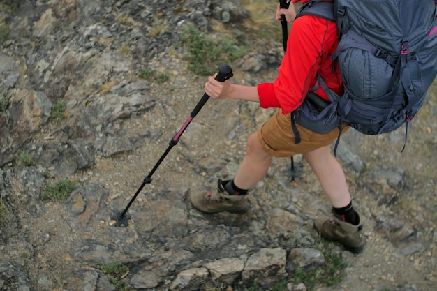 Po co używać kijów trekkingowych podczas górskich wędrówek?