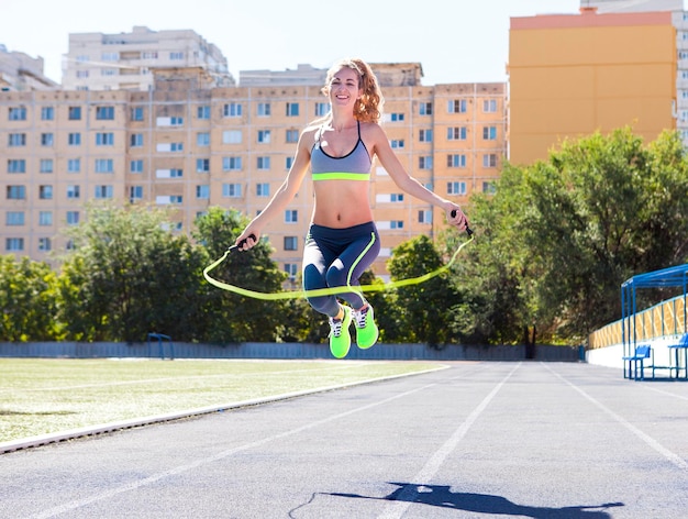 Skakanie na skakance jakie daje efekty dla kondycji i sylwetki?