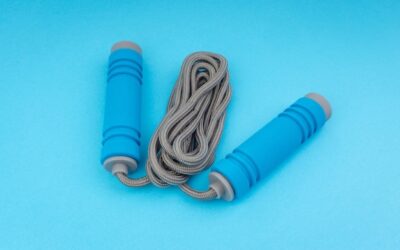 Skakanka sznurkowa czy gumowa co wybrać do codziennego treningu?