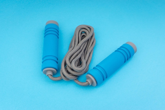 Skakanka sznurkowa czy gumowa co wybrać do codziennego treningu?