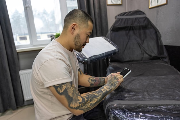 Tatuaze a silownia jak dbać o skórę podczas treningów?