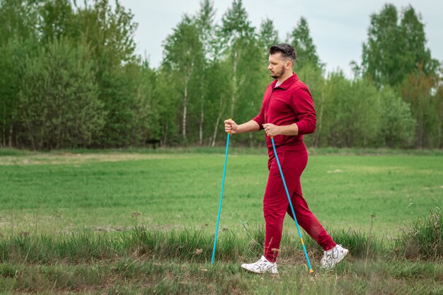Jak regulować kijki nordic walking, aby poprawić komfort marszu?