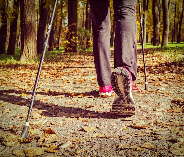 Jak złożyć kijki nordic walking do wygodnego transportu?