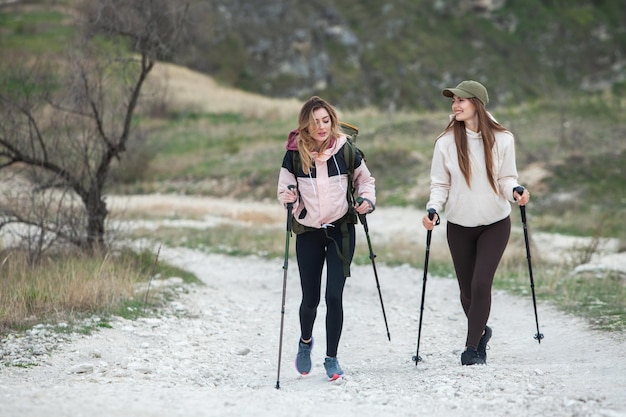 Nordic walking na czym polega i jakie daje korzyści?