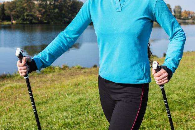 Jak dobrać kijki do nordic walking by cieszyć się wygodnym spacerem?