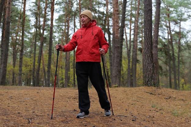 Jak prawidłowo chodzić z kijkami nordic podczas spaceru?