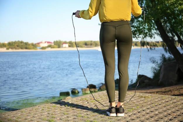 Jak prawidłowo skakać na skakance, by czerpać radość z ruchu?