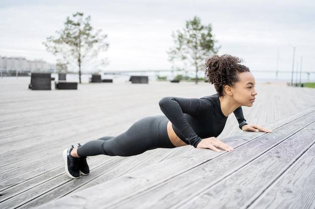 Ćwiczenia pompki co dają i jak wpływają na sylwetkę?