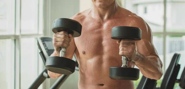 Jak ćwiczyć ręce hantlami w domowych warunkach?