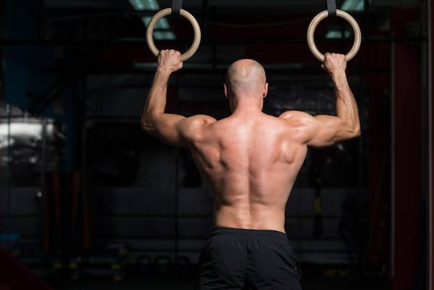 Jak szybko wyrzeźbić ramiona i poprawić sylwetkę?