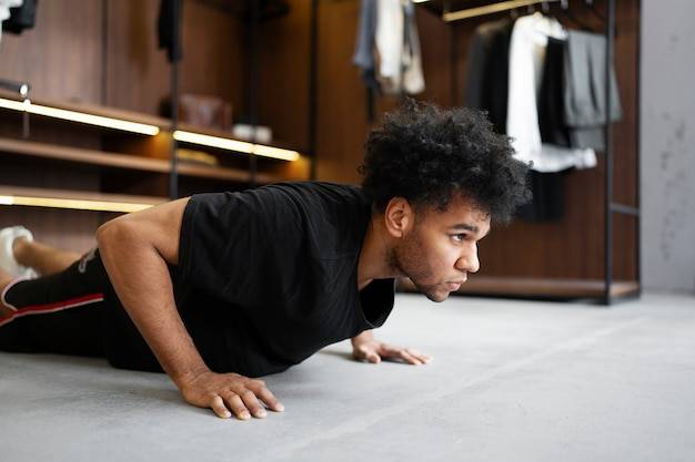 Pompki na jednej ręce co dają i jak wpływają na sylwetkę?