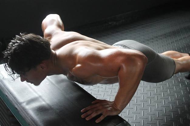 Na jakie partie mięśni są pompki i jak wpływają na sylwetkę?