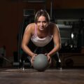 Jak ćwiczyć z kettlami żeby osiągnąć lepszą formę?
