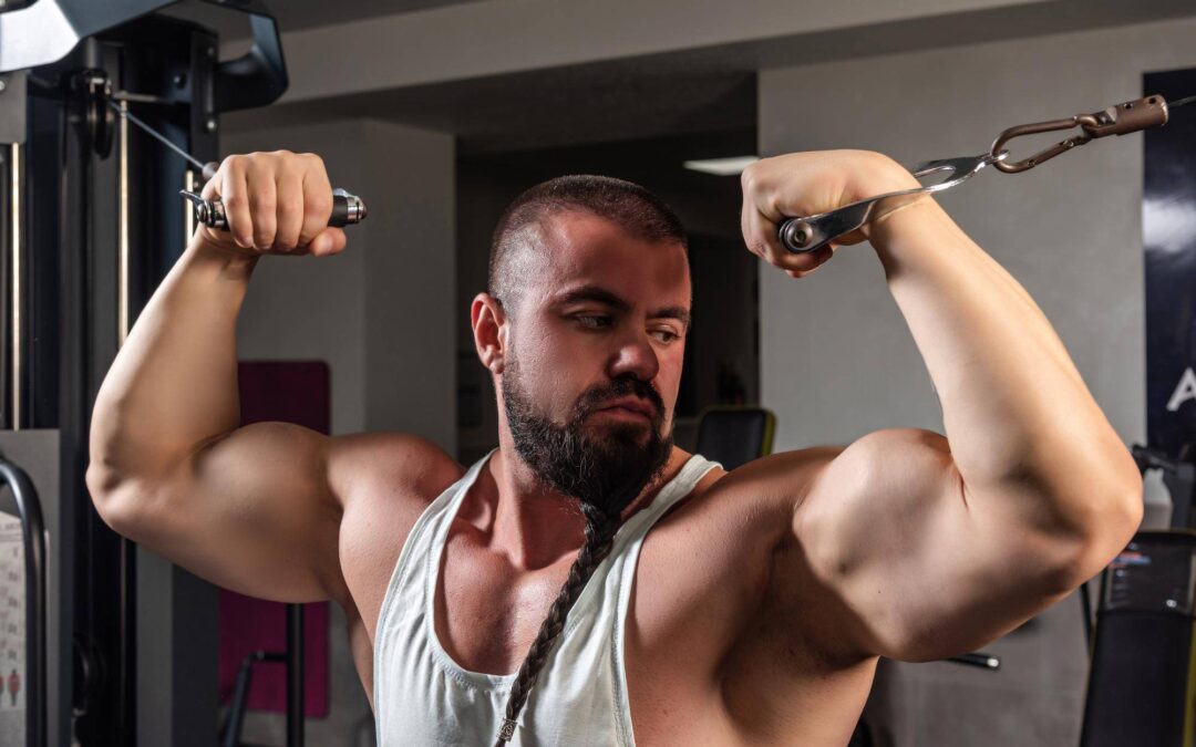 Jak prawidłowo ćwiczyć biceps na siłowni?