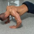 Jak robić pompki na pięściach bezpiecznie i efektywnie