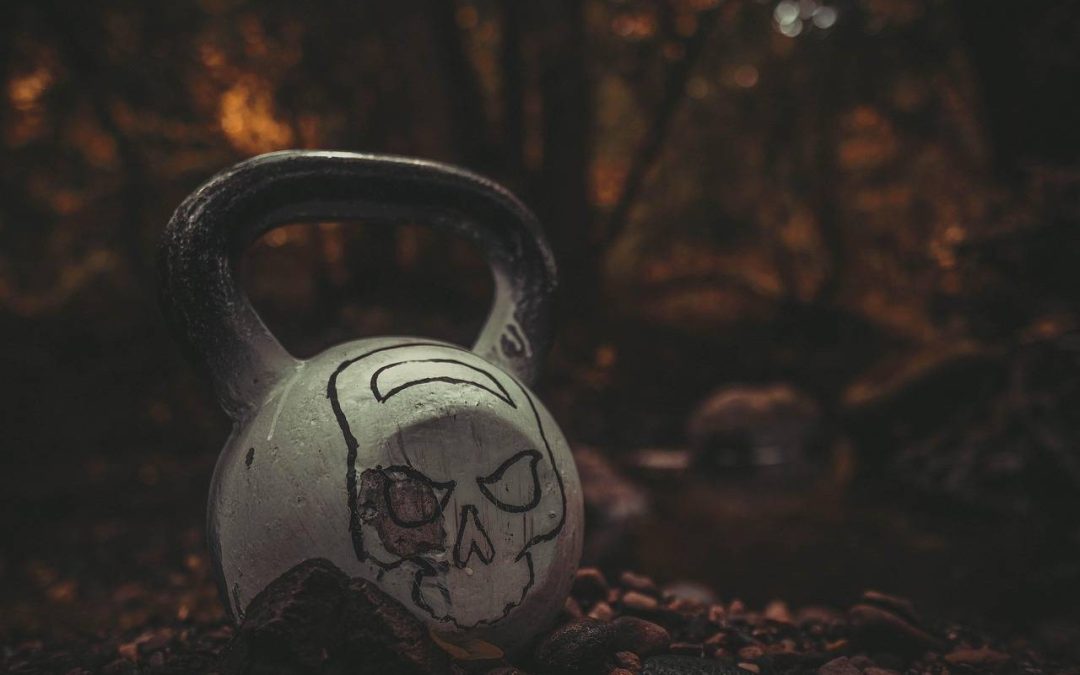 Jak ćwiczyć z kettlebells aby poprawić siłę i wytrzymałość?